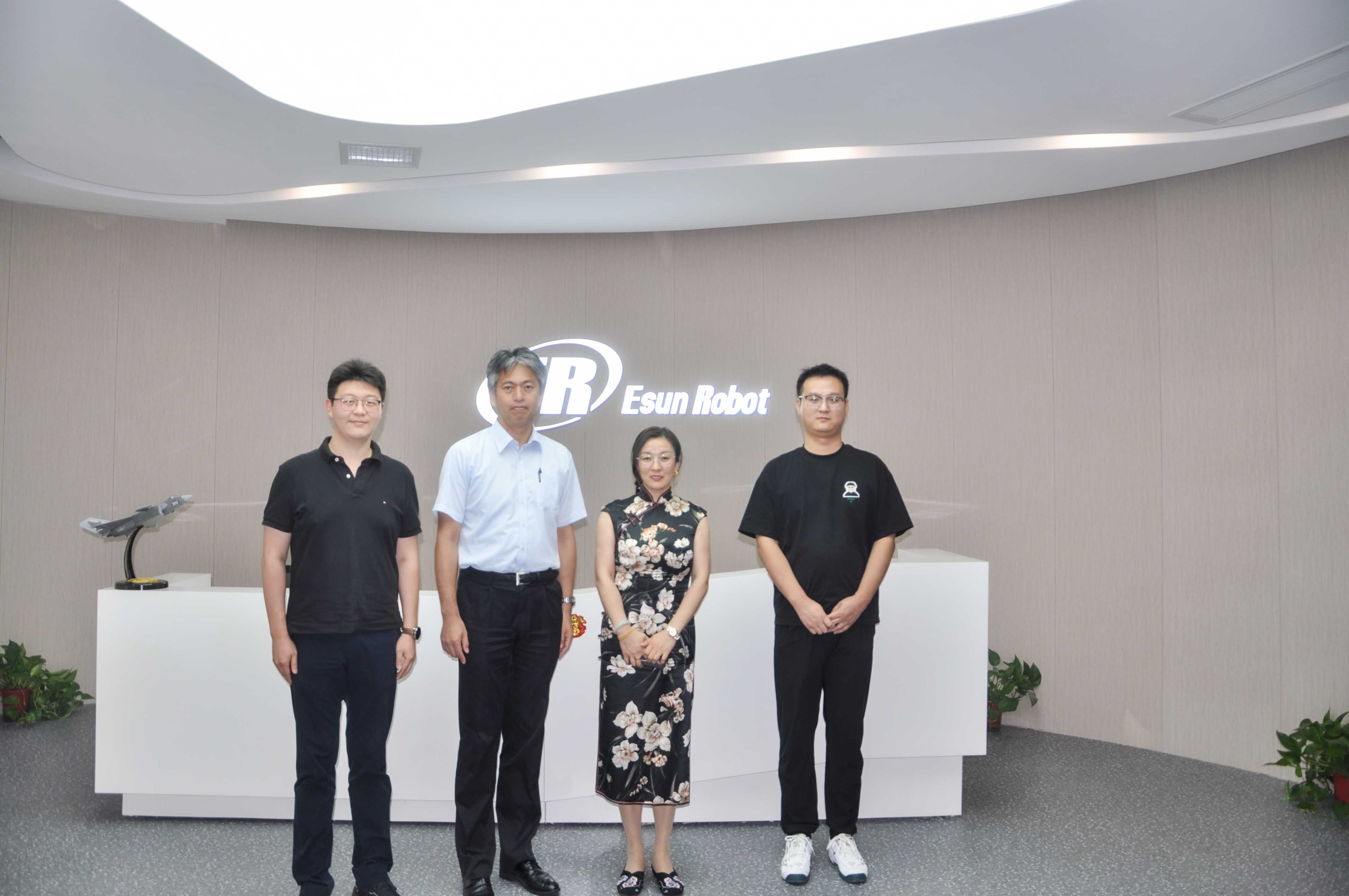 熱烈歡迎EPSON巖崎副總經(jīng)理一行蒞臨鎰升機(jī)器人參觀！